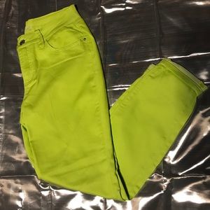 NWOT Neon Green Signature Studio Skinny Jeans Sz 8